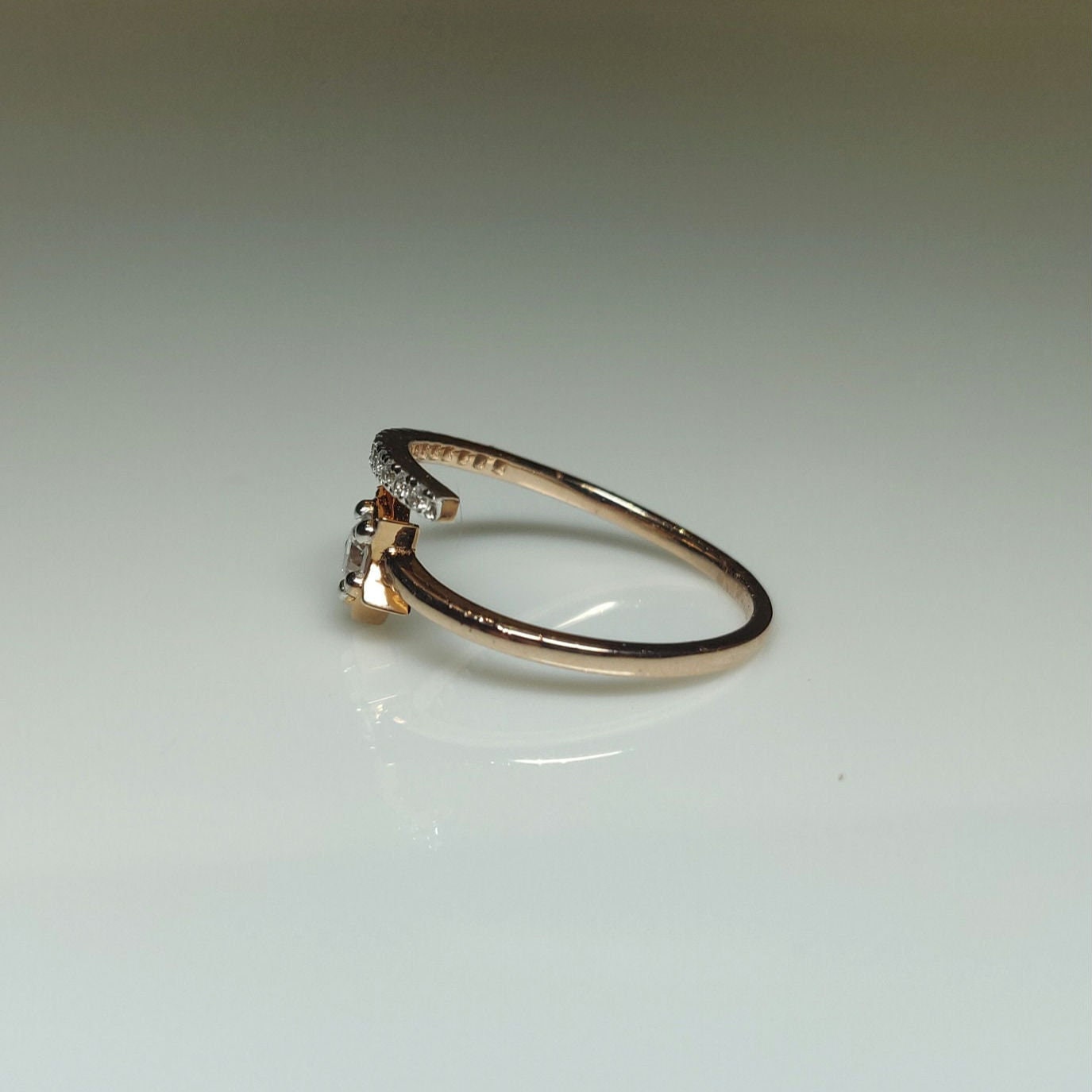 Lab Grown Diamond Star Ring | 0.20 Carat, Solid Gold Wedding Band