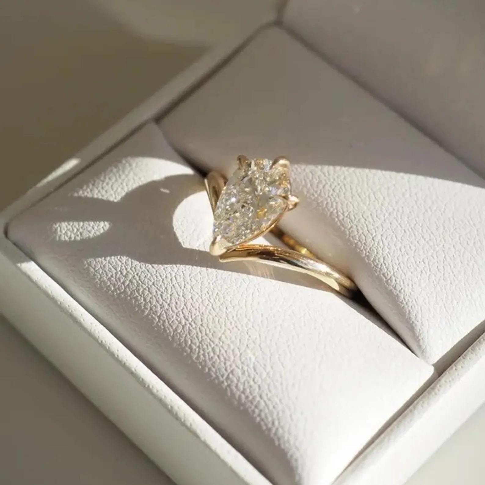 Pear Cut Lab Grown Diamond Engagement Ring | 14K Solid Gold (IGI Certified E VS)